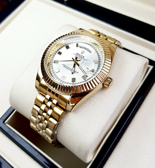 Reloj Rolex Presidencial Dorado fondo blanco