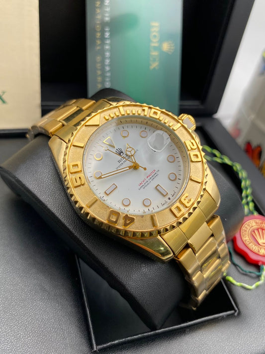 Rolex Yacht‑Master Dorado fondo blanco
